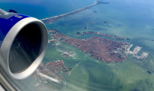 aereo british airways in volo sopra venezia