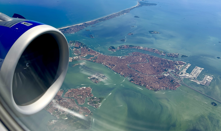 aereo british airways in volo sopra venezia