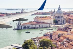 Quali Sono Le Migliori Offerte Per Voli Low Cost Da Venezia A Napoli 35 aereo decolla sopra citta italiane panoramiche