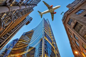 aereo in volo sopra paesaggio urbano