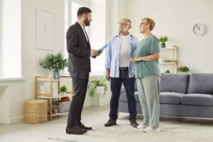 agente immobiliare che mostra una casa accogliente