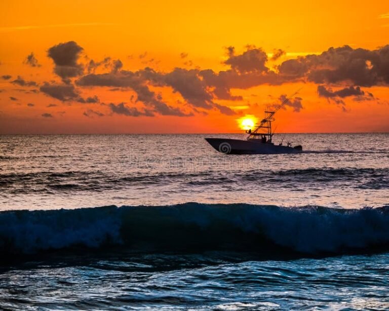 alba sul mare con barche da pesca