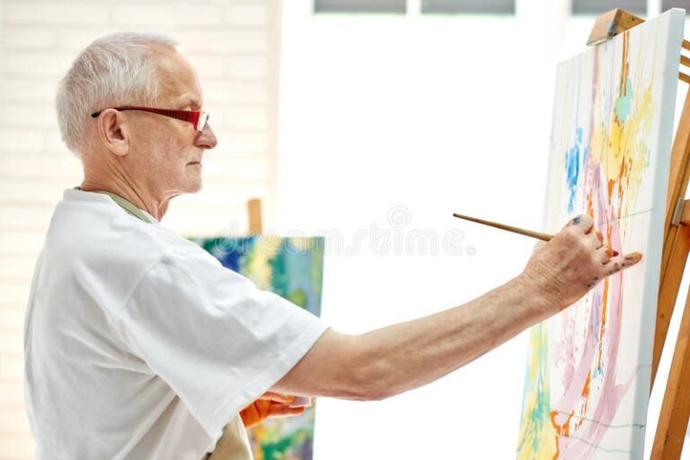 artista che dipinge in uno studio luminoso