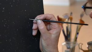 Come Aprire la Partita IVA Come Artista in Modo Semplice e Vantaggioso 2 artista con pennello e modulo fiscale aperto