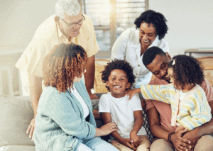 assistente sociale che consiglia una famiglia felice