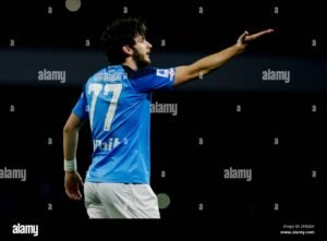 attaccante in maglia ssc napoli al gol
