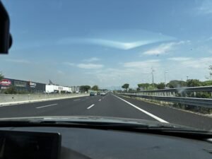 auto che passa golosamente sotto casello autostradale