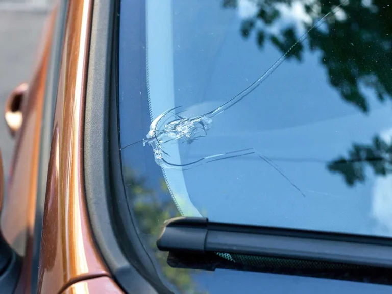 auto con parabrezza incrinato in riparazione