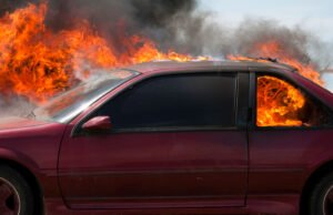 auto danneggiata da incendio con fumo