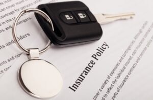 auto due fianco assicurazione trasferimento chiavi