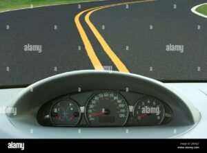 Come Funziona l’Assicurazione Auto Calcolata in Base ai Chilometri 15 auto e contachilometri su strada asfaltata