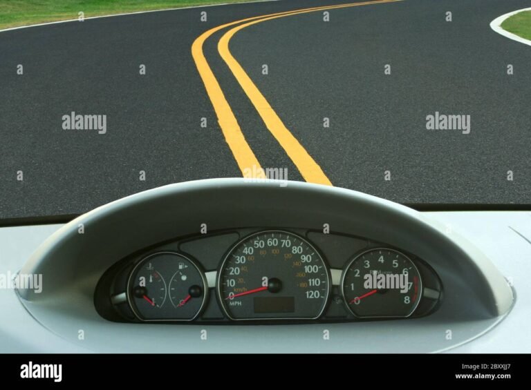 auto e contachilometri su strada asfaltata