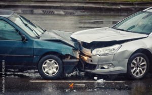 Di Quanto Aumenta l’Assicurazione Auto Dopo un Sinistro 27 auto incidentata su strada bagnata