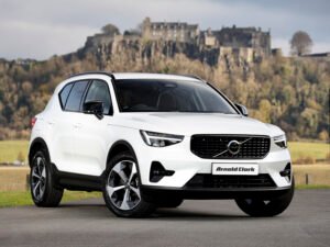 auto nuova brillante con tagliandi di pagamento