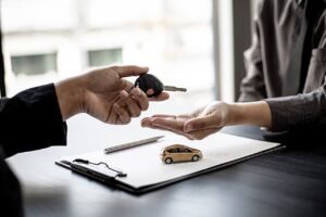 auto nuova con chiavi e contratto leasing