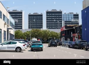 auto nuova parcheggiata davanti a ufficio moderno