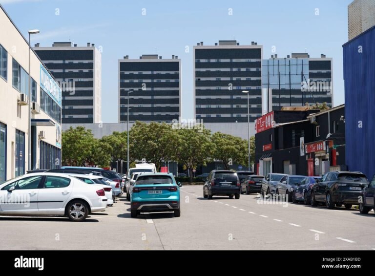 auto nuova parcheggiata davanti a ufficio moderno