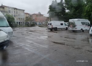 Come Cambiare Targa su UnipolMove: Procedura e Consigli Utili 27 auto parcheggiata davanti a ufficio unipolmove