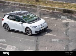 auto volkswagen in strada soleggiata moderna