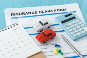 Conviene sottoscrivere un'assicurazione auto per sei mesi invece che annuale 3 automobile parcheggiata con calendario e assicurazione