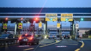 autostrada con veicolo che attraversa casello telepass