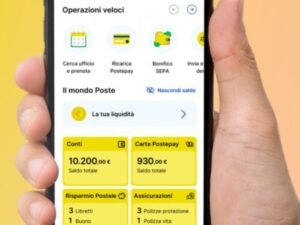 bancomat postepay con smartphone in mano