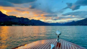 barche a vela sul lago di como al tramonto