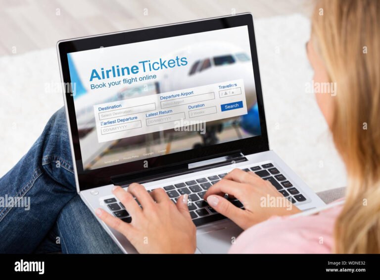 biglietti digitali e computer portatile in uso