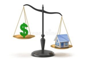 bilancia che pesa casa e denaro insieme