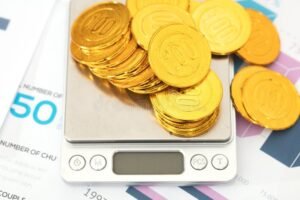 bilancia con monete e documenti finanziari