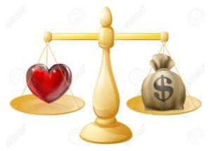 bilancia con sacchetto di denaro e cuore