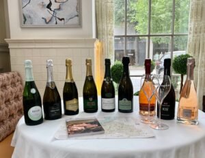 bottiglie di ca del bosco su tavolo elegante