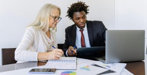 Cosa Fa Un Broker Finanziario E Qual è Il Suo Ruolo Nel Mercato 28 broker finanziario che consiglia clienti al computer