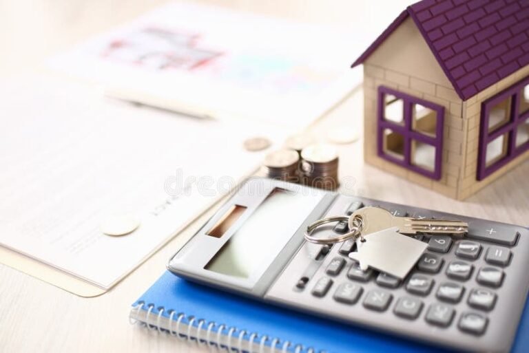 calcolatrice chiavi casa e contratto su tavolo