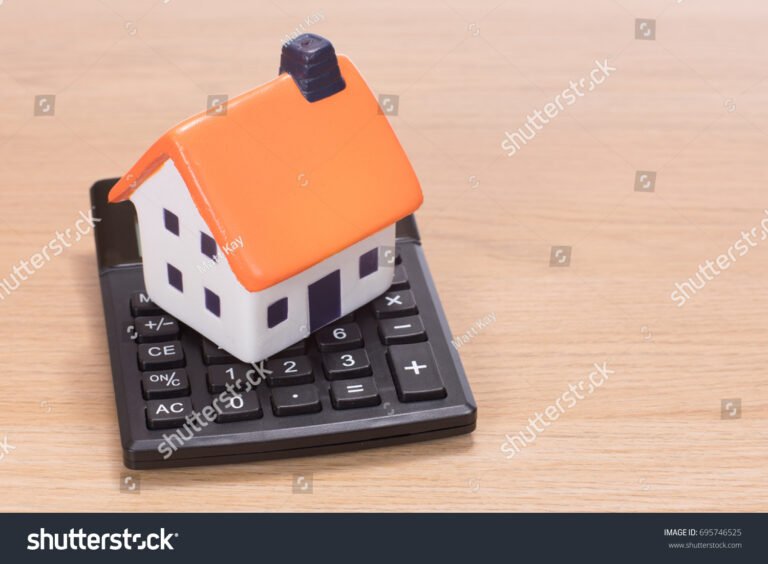 calcolatrice con casa in miniatura accanto