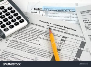 calcolatrice con moduli fiscali e documenti personali
