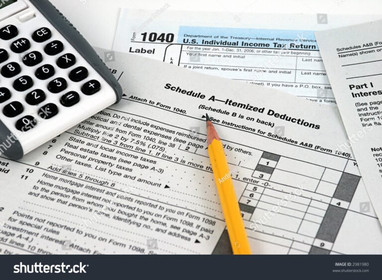calcolatrice con moduli fiscali e documenti personali