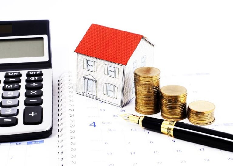 calcolatrice con pagine e monete accanto