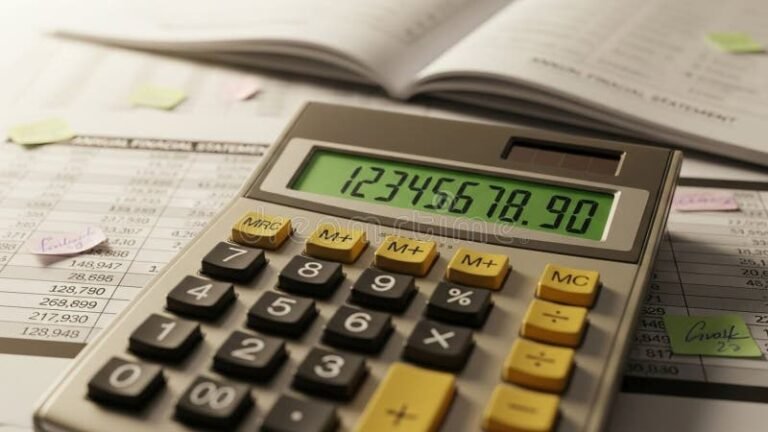 calcolatrice vicino a documenti finanziari aperti