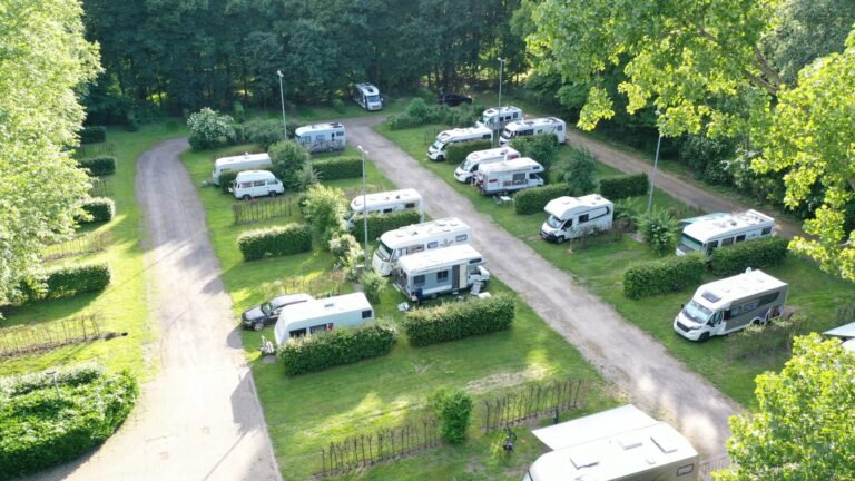 camper parcheggiato in area sosta verde