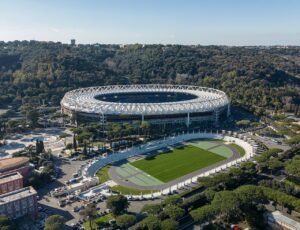 campo sportivo urbano con vista su roma