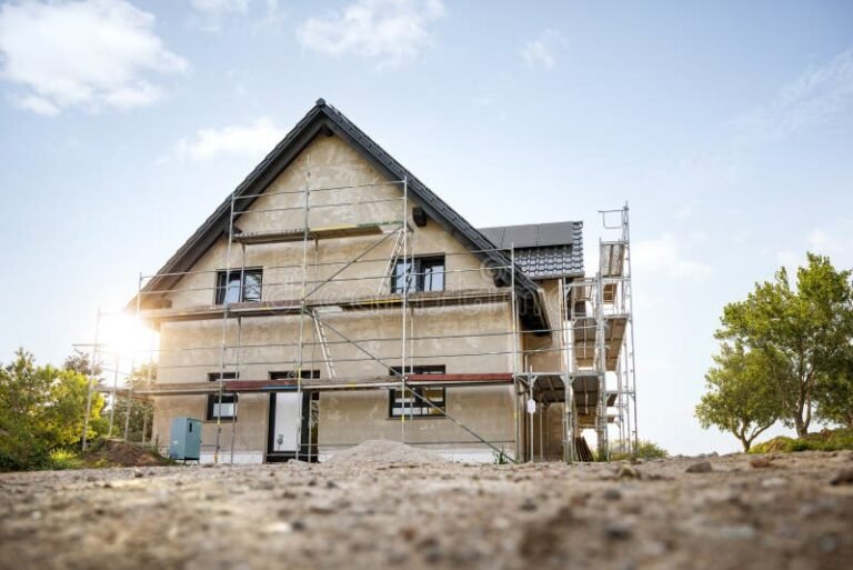 cantiere casa in costruzione con terreno verde