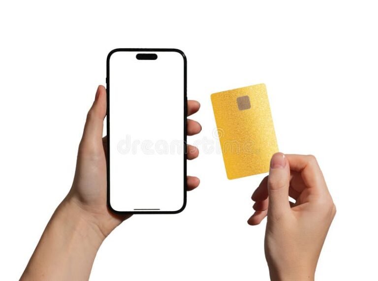 carta bancomat in mano con smartphone