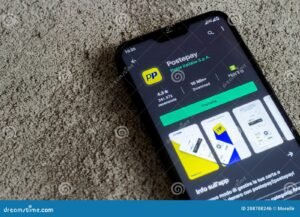 carta postepay accanto a smartphone moderno