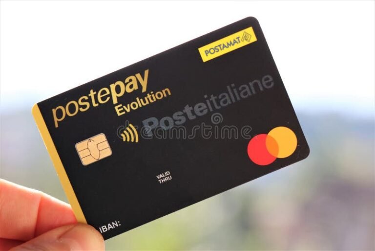 carta postepay con sfondo neutro chiaro
