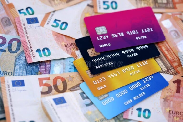 carta prepagata e banconote in primo piano