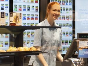 carta prepagata in mano su bancone tabacchi