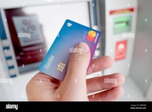 carta revolut in mano con bancomat