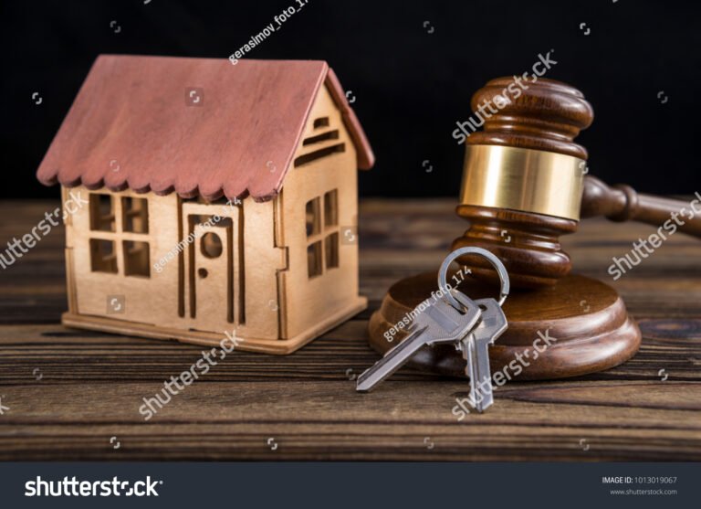 casa allasta con martello e chiavi