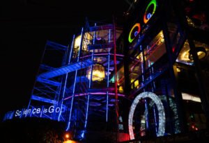 casa buia con quadro elettrico aperto